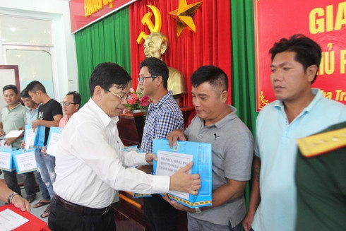 Ông Nguyễn Sỹ Khánh trao quà tặng các ngư dân.