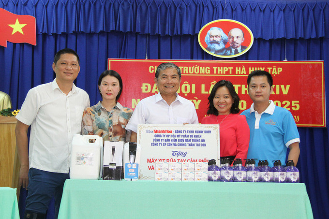 Báo Khánh Hòa và doanh nghiệp trao quà cho Trường Trung học Phổ thông Hà Huy Tập