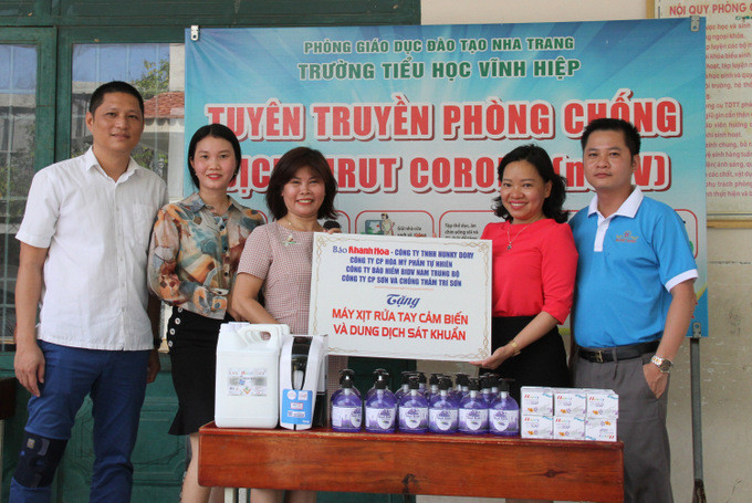 Trường Tiểu học Vĩnh Hiệp nhận quà của Báo Khánh Hòa và các nhà tài trợ