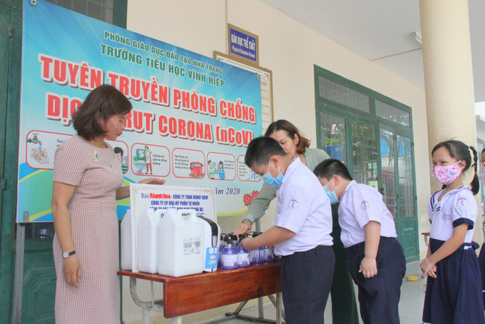 Học sinh Trường Tiểu học Vĩnh Hiệp rửa tay bằng dung dịch do Báo Khánh Hòa và các doanh nghiệp trao tặng
