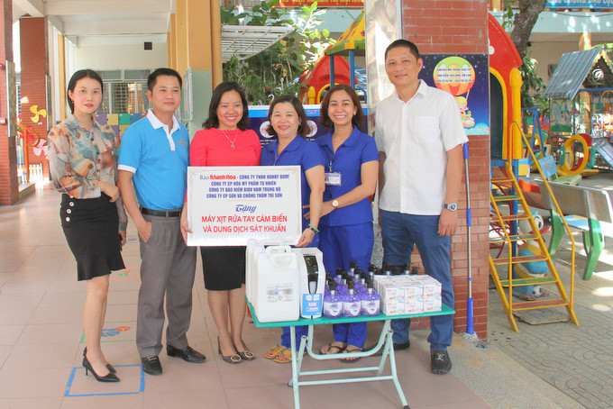 Units offering gifts to Ly Tu Trong Nursery School