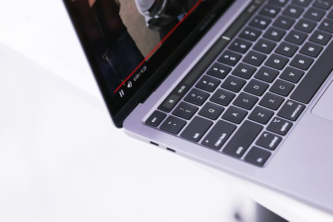 Bàn phím cắt kéo mới trên MacBook Pro 2020. 