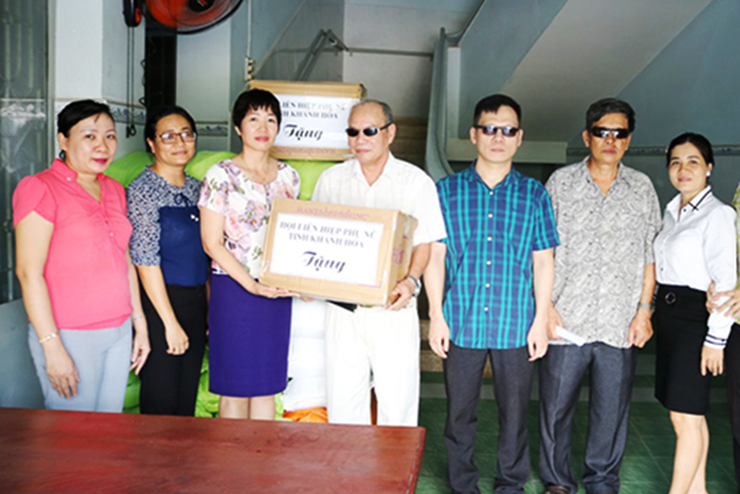 Lãnh đạo Hội Liên hiệp Phụ nữ tỉnh trao tặng khẩu trang cho Hội Người mù tỉnh.
