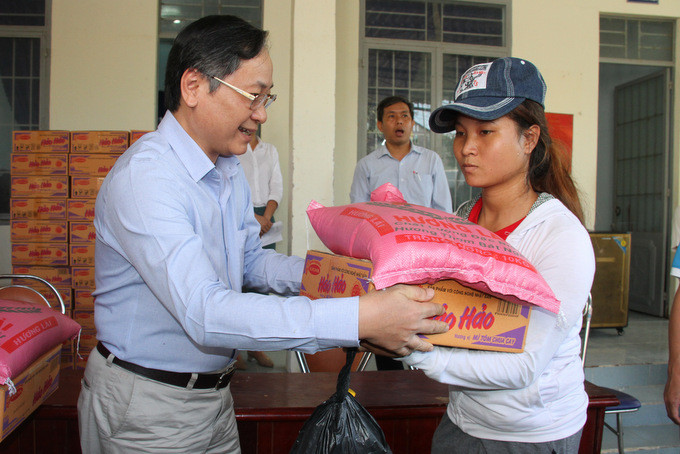 Ông Nguyễn Đắc Tài trao quà cho một hộ nghèo của xã Sơn Tân, huyện Cam Lâm
