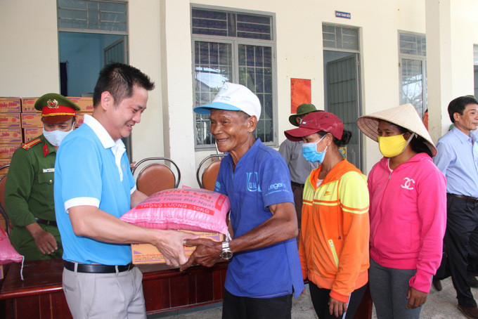 Lãnh đạo Công ty TNHH Hunky Dory Việt Nam trao qua cho các hộ nghèo
