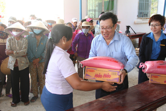 Đại diện BIDV chi nhánh Nha Trang trao quà cho người nghèo