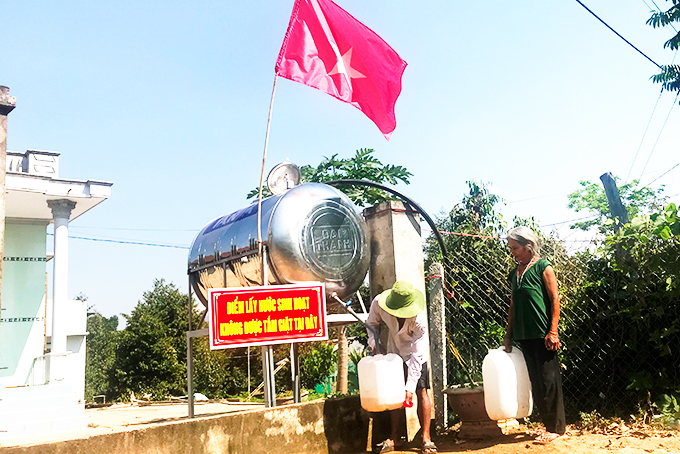 Người dân xã Sơn Bình lấy nước tại điểm cấp nước tập trung ở xóm 4 thôn Liên Hòa.
