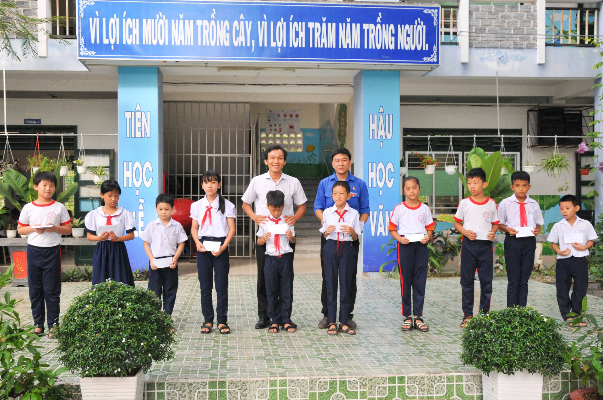 Lãnh đạo Tỉnh đoàn, Thành đoàn Nha Trang trao học bổng cho các học sinh có hoàn cảnh khó khăn