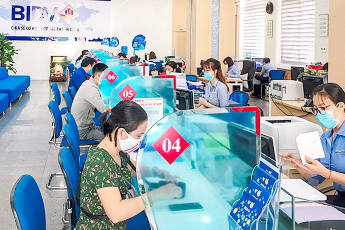 Khách hàng giao dịch tại BIDV Khánh Hòa.