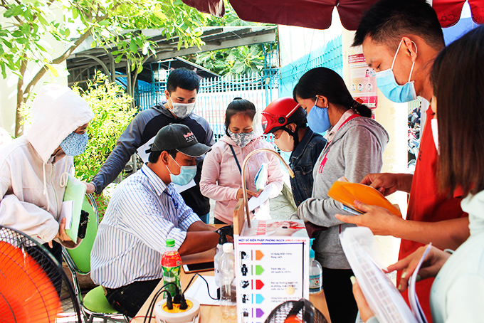 Quá tải người đến làm thủ tục hưởng trợ cấp thất nghiệp