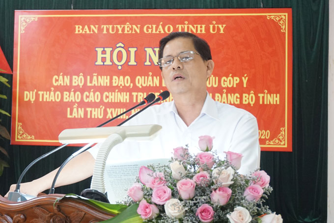 Ông Nguyễn Tấn Tuân thông tin một số nét chính về tình hình kinh tế - xã hội.