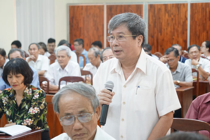 Ông Nguyễn Trọng Hòa - nguyên Trưởng ban Quản lý Khu Kinh tế Vân Phong góp ý dự thảo Báo cáo chính trị.