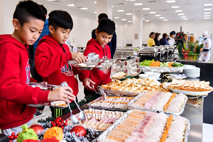 Học viên PVF được chăm lo kỹ lưỡng trong từng bữa ăn. Chế độ dinh dưỡng được tính toán khoa học đảm bảo vừa ngon miệng vừa hỗ trợ quá trình trưởng thành, tập luyện của học viên.
