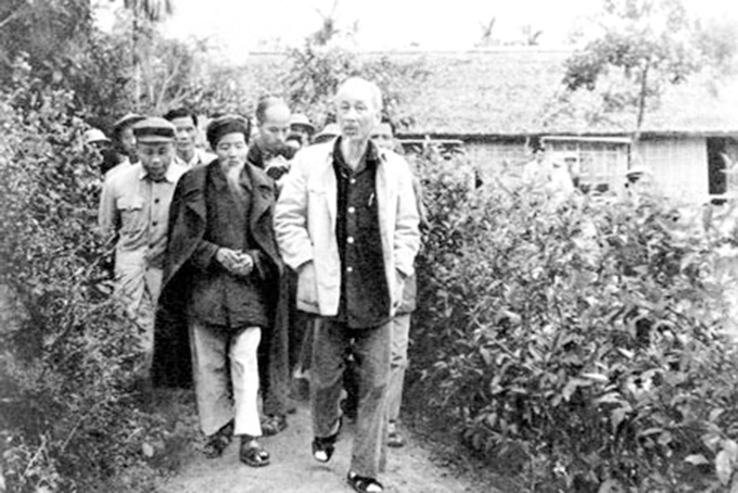 Bác Hồ về thăm quê Kim Liên, Nghệ An năm 1961.