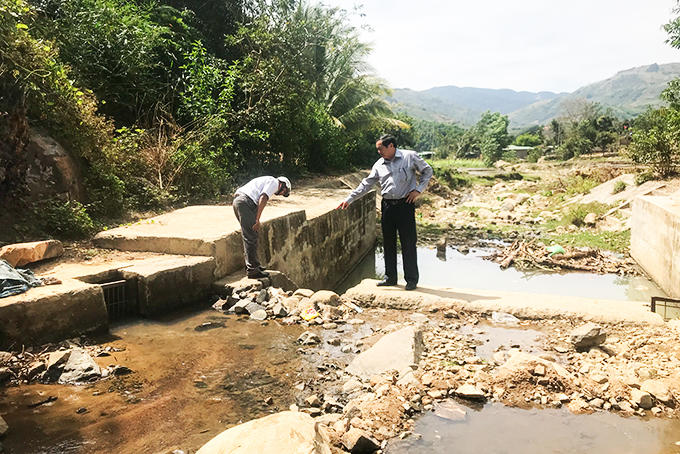 zzLãnh đạo UBND huyện Khánh Sơn đi kiểm tra thực tế đầu nguồn nước ở xã Ba Cụm Bắc (ảnh lớn) và hồ Suối Dầu chỉ còn hơn 20% dung tích (ảnh nhỏ).