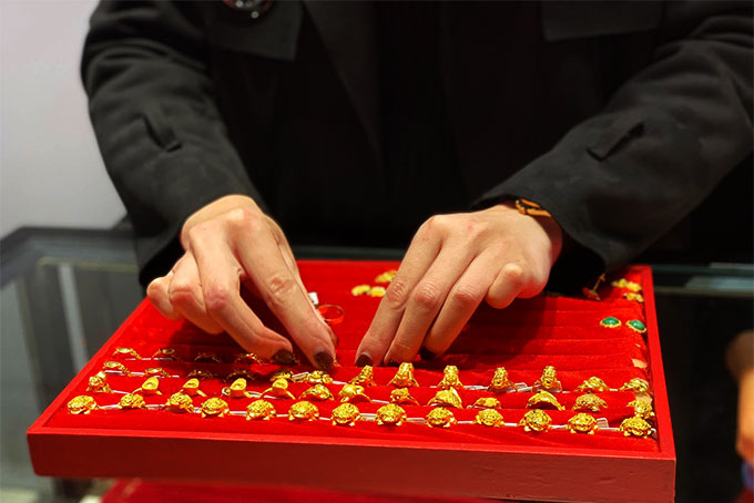 Giá vàng hôm nay 17/5: Vượt qua biến động, trụ vững mức cao