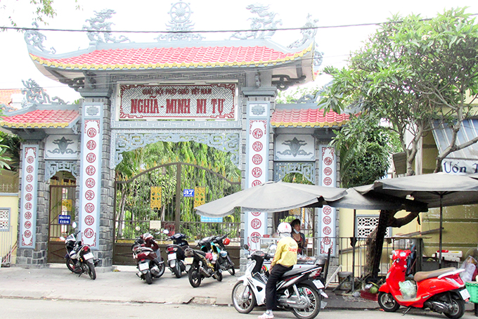 Không nên buôn bán trước cổng chùa