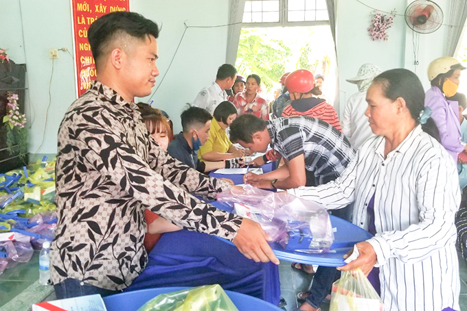 Người dân ở xã Ninh Xuân nhận bộ đầu thu truyền hình số vệ tinh.
