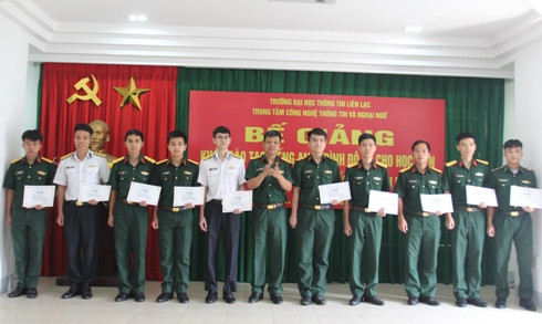 Đại tá Tống Hùng Dũng trao chứng nhận tốt nghiệp cho các học viên.