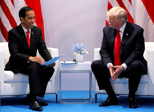 Tổng thống Indonesia Joko Widodo và Tổng thống Mỹ Donald Trump. Ảnh: Reuters