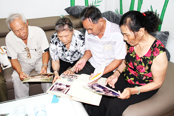 Ông Võ Thanh Trà (thứ hai từ phải sang) cùng bạn tù Côn Đảo ôn lại kỷ niệm làm lễ truy điệu Bác Hồ trong tù.