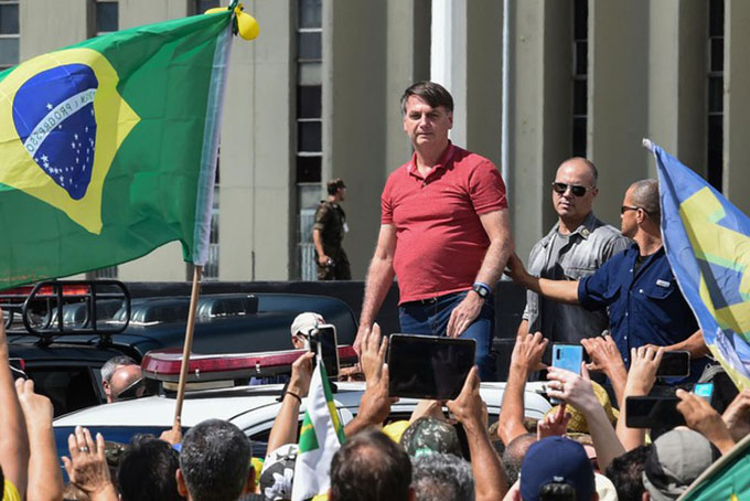 Tổng thống Jair Bolsonaro tham gia cùng những người biểu tình phản đối giãn cách xã hội ngày 19-04. Ảnh: AFP/Getty