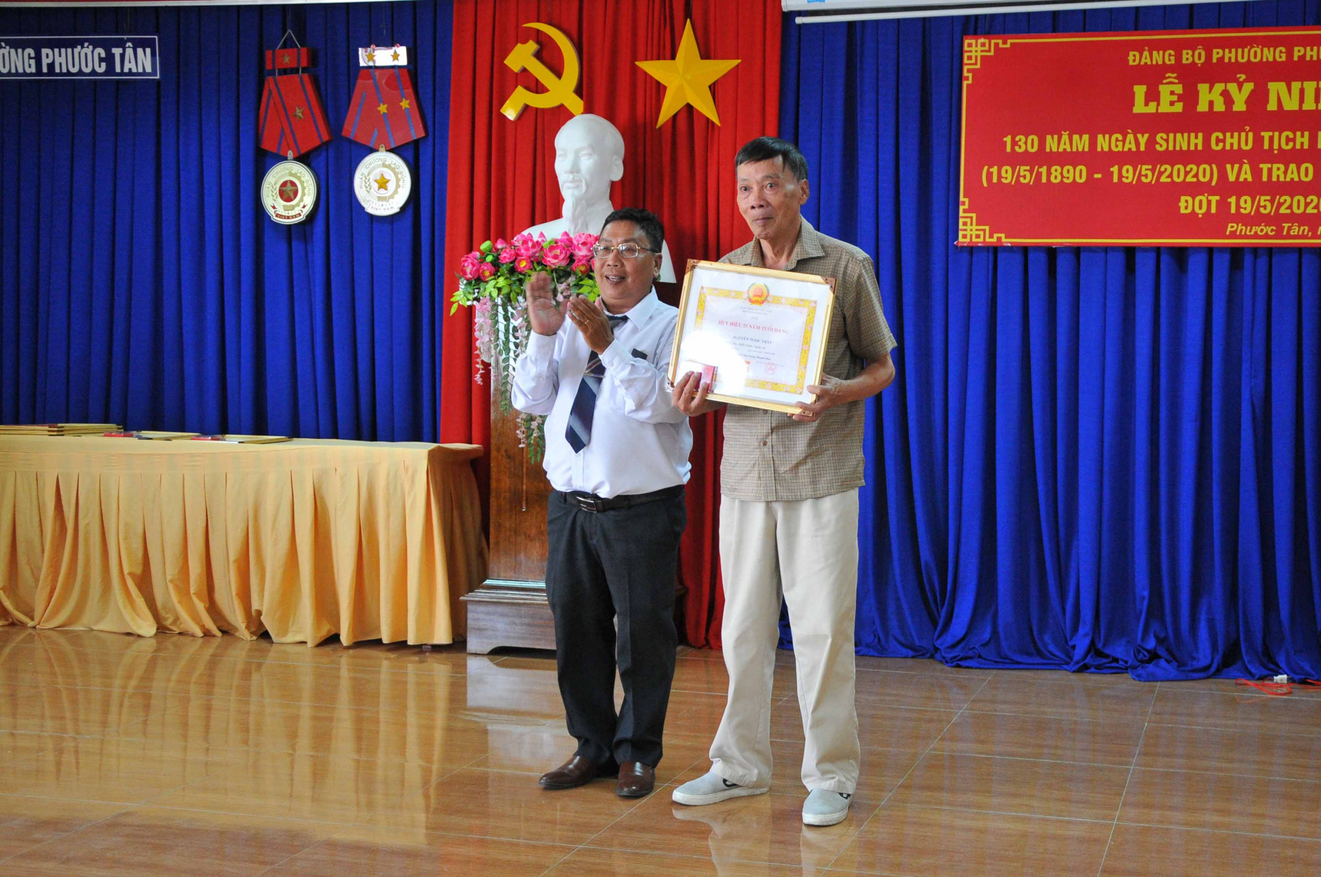 Đảng viên nhận huy hiệu 55 năm tuổi Đảng