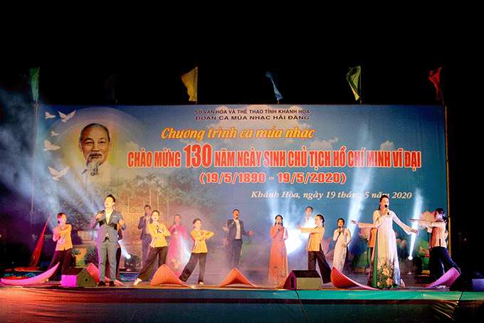 Tiết mục hát múa Từ làng sen, mở màn chương trình biểu diễn nghệ thuật. 