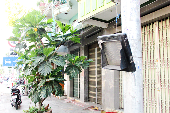 Đèn tín hiệu giao thông bị gãy