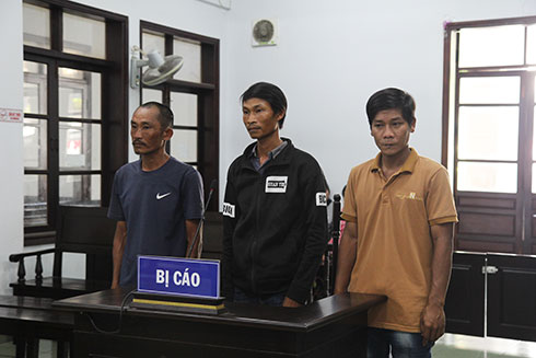 Ghen tuông, rủ nhau bắt giữ người