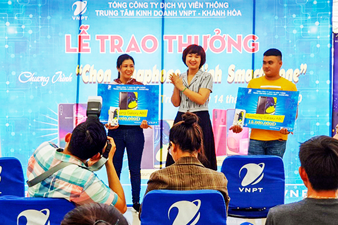 Bà Trần Thị Duy Liên - Phó Giám đốc Trung tâm Kinh doanh  trao thưởng cho các khách hàng may mắn quý I.