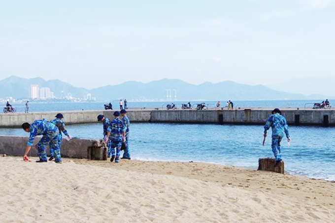 Lực lượng của đơn vị thu gom rác dọc bãi biển.