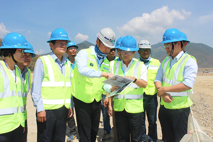 Đồng chí Nguyễn Tấn Tuân kiểm tra  tại dự án Nhà máy Nhiệt điện BOT Vân Phong 1.