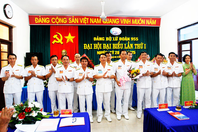  Ban Chấp hành Đảng bộ  Lữ đoàn ra mắt Đại hội.