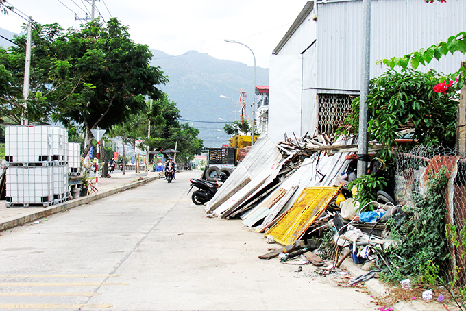 Chiếm dụng lòng, lề đường để kinh doanh