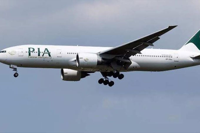 Rơi máy bay Pakistan chở hơn 100 người tại Karachi