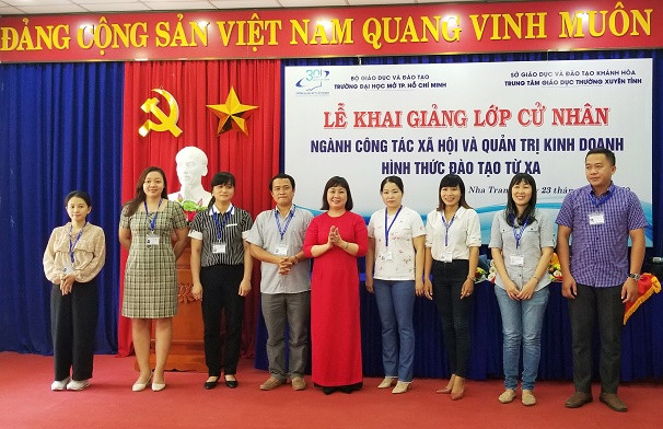 Giám đốc Trung tâm Giáo dục Thường xuyên tỉnh Khánh Hòa trao thẻ sinh viên cho người học. 