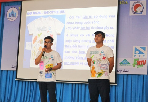 Đội Trường THPT Lý Tự Trọng (TP. Nha Trang) thuyết trình về nội dung thiết kế áo đồng đội. 