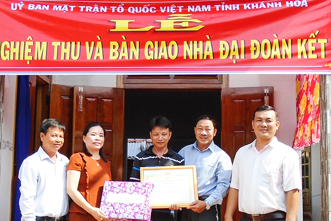 Bàn giao 5 nhà đại đoàn kết tại huyện Vạn Ninh