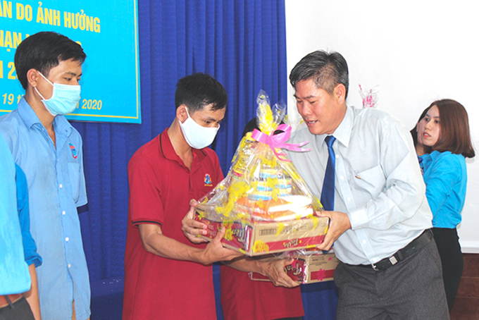 Chia sẻ với đoàn viên gặp khó khăn