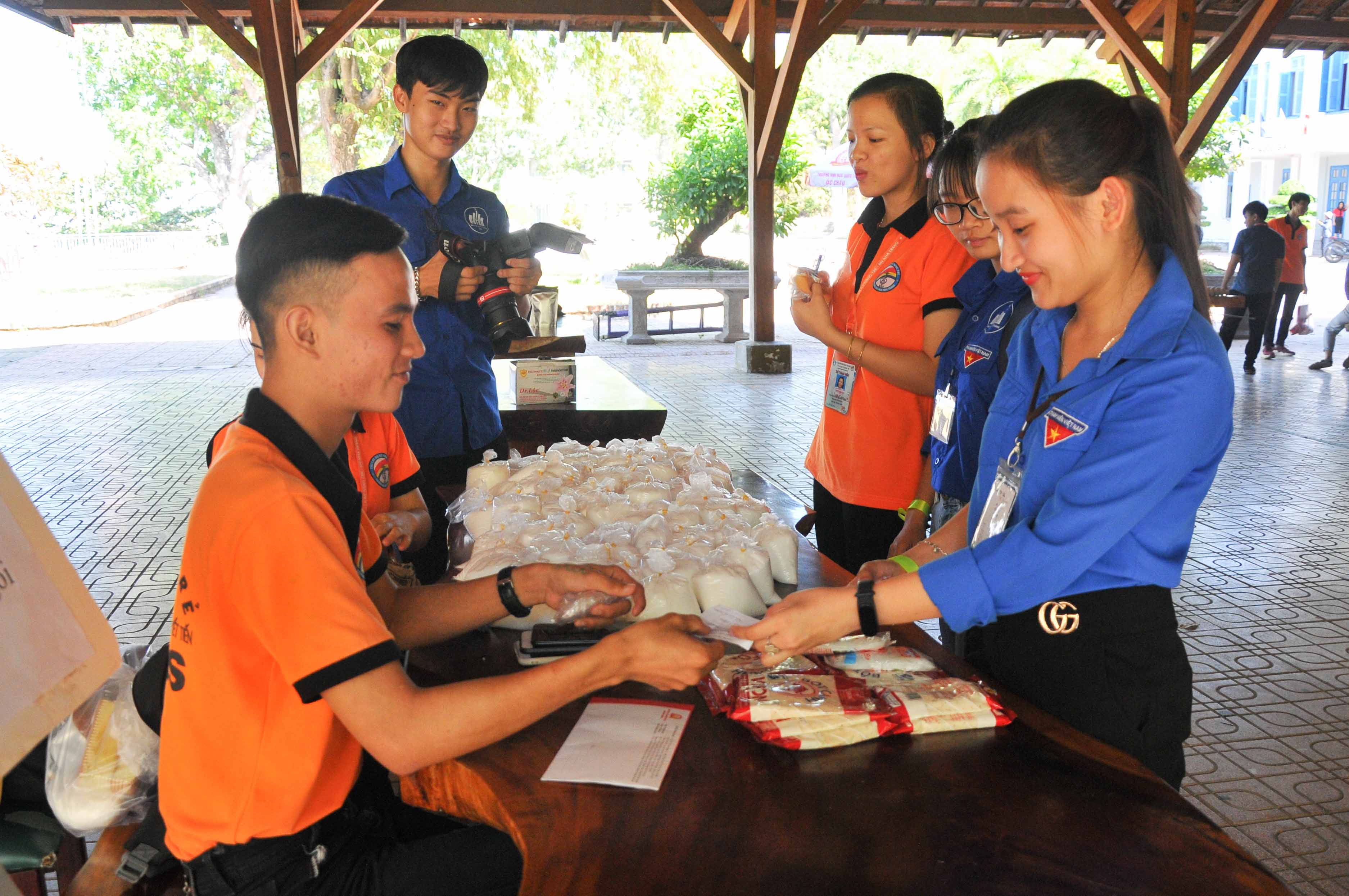 Trường Đại học Nha Trang: Tổ chức "Phiên chợ 0 đồng"