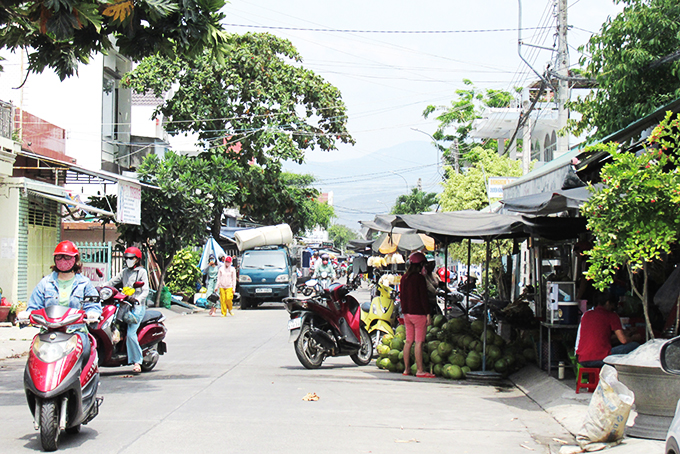 Chiếm dụng lòng, lề đường để buôn bán