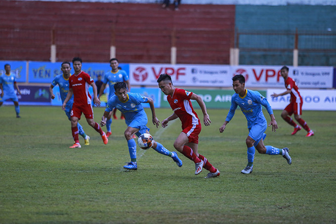 Cầu thủ chủ nhà Sanna Khánh Hòa-Biển Việt Nam và Viettel trong trận đấu.