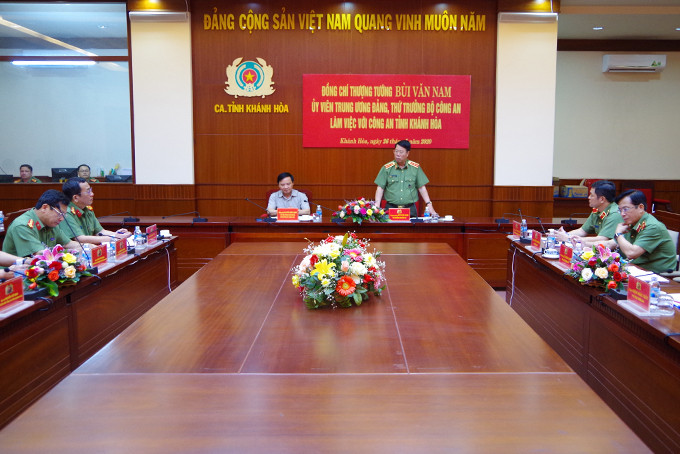 Đồng chí Thứ trưởng Bùi Văn Nam phát biểu chỉ đạo tại buổi làm việc.