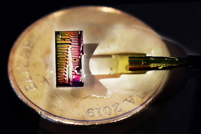 Chip micro-comb bên trong hệ thống cáp quang mới có kích thước nhỏ hơn đồng xu.
