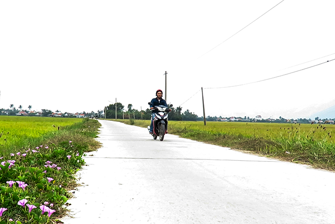 Đường liên xã Nguyễn Huệ - Gò Ký đoạn qua xã Vạn Phước được đầu tư nâng cấp khang trang  nhờ Chương trình xây dựng nông thôn mới. Ảnh: Thanh Hải