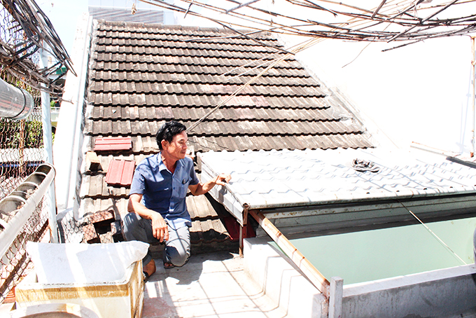 Phần mái ngói căn nhà của gia đình ông Thanh bị xuống cấp, xin được sửa chữa.