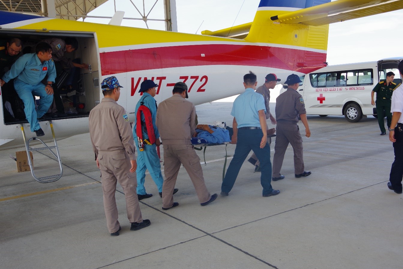 Thủy phi cơ hạ cánh xuống sân bay Cam Ranh đưa bệnh nhân từ Trường Sa về đất liền điều trị.