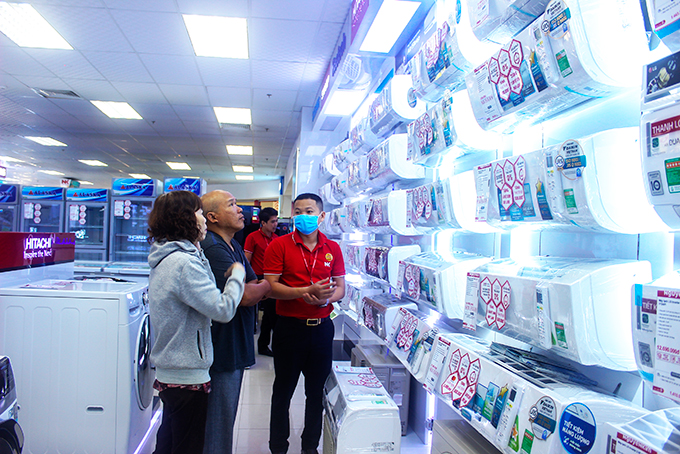Khách hàng tìm hiểu mặt hàng máy lạnh tại Trung tâm mua sắm Nguyễn Kim Nha Trang.