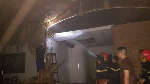 Hỏa hoạn thiêu rụi nhà hàng bên sông Tắc